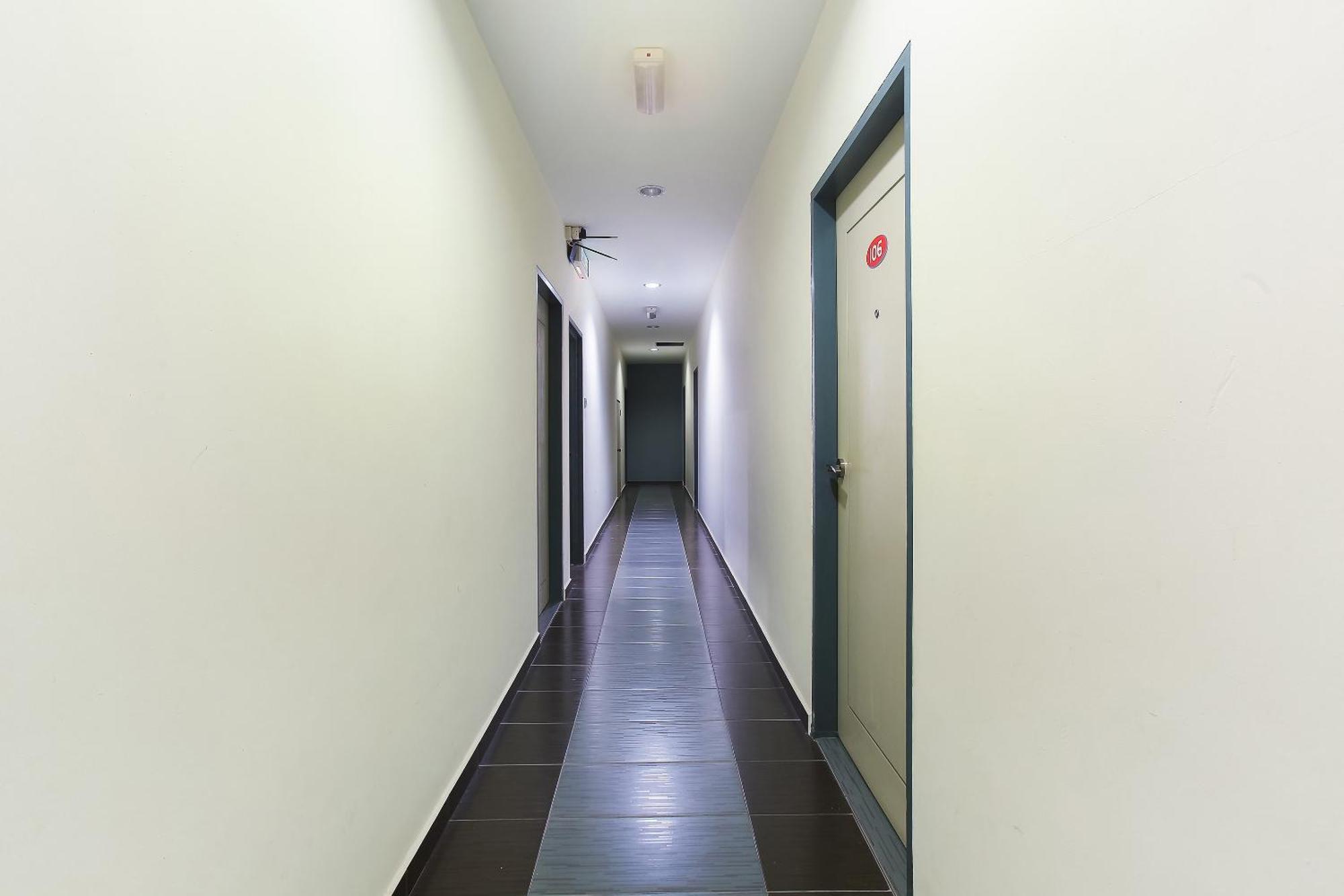 Oyo 89332 De Hotel Teluk Intan Exterior photo